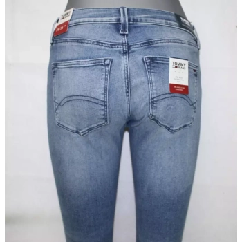 Damskie jeansy Tommy Jeans Nora rurki 7/8 Tenny Light Blue Stretch DW0DW04743