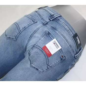 Damskie jeansy Tommy Jeans Nora rurki 7/8 Tenny Light Blue Stretch DW0DW04743