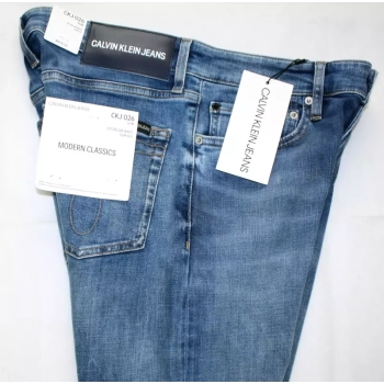 Męskie jeansy Calvin Klein 026 - Modern Classics - Below Waist Slim Leg - Ghana Blue - J30J3116881